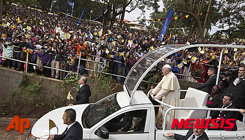 【나무공고(우간다)=AP/뉴시스】우간다 국민들이 프란치스코 교황을 열렬히 환영하고 있다. 2015.11.28.