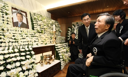 2009년 8월 김대중 전 대통령 서거 당시 장남인 김홍일 전 국회의원(오른쪽 휠체어 앉은이)이 빈소에서 아버지의 영정을 바라보고 있는 모습(사진=공동취재단)