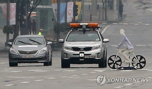 어제 서울 강남구 코엑스 일대에서 열린 자율주행차 도로주행 시연에 참가한 차량이 보행자 인식 및 정지미션을 수행하는 모습