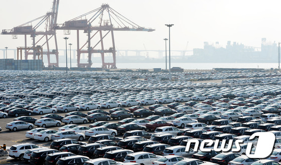 경기도 평택항 동부두 수출 야적장에 자동차들이 줄지어 서 있다./뉴스1 © News1 이재명 기자