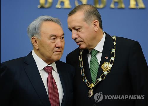 누르술탄 나자르바예프 카자흐스탄 대통령(왼쪽)과 레제프 타이이프 에르도안 터키 대통령. (연합뉴스 자료사진)