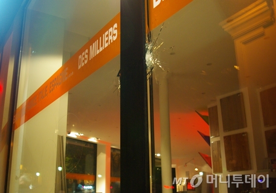 지난달 13일 발생한 바타클랑(Bataclan) 극장 테러에서 인근의 상점에 날아든 총탄 자국의 모습. / 사진=이동우 기자