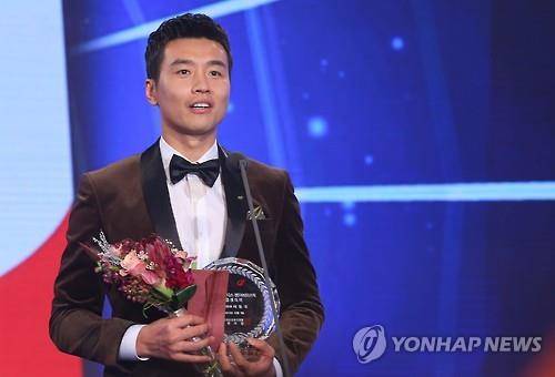 (서울=연합뉴스) 황광모 기자 = 1일 서울 홍은동 그랜드 힐튼에서 열린 2015 현대오일뱅크 K-리그 어워즈에서 전북 현대의 이동국이 아디다스 팬타스틱 플레이어에 선정 돼 트로피를 받은 후 소감을 밝히고 있다. 2015.12.1 hkmpooh@yna.co.k
