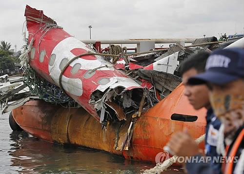 지난해 12월 인도네시아 자바해에 추락한 에어아시아 여객기 잔해(AP=연합뉴스 자료사진)