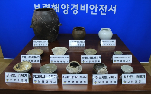 선장 박씨의 집에서 발견된 문화재 12점. 사진=보령해양경비안전서 제공