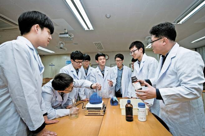 과학 동아리 ‘이과수’ 학생들이과학 실험을 하고 있다.