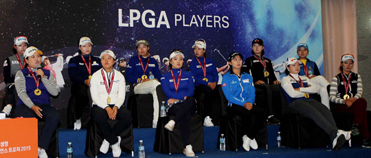 박인비(앞줄 왼쪽)를 비롯한 미국여자프로골프(LPGA)투어 대표팀이 지난 11월 29일 부산 기장군 베이사이드 골프장에서 열린 ING생명 챔피언스트로피에서 우승한 뒤 인터뷰를 하고 있다.  KLPGA 제공