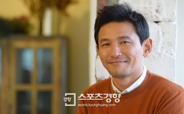 이석훈 감독의 영화 ‘히말라야’에서 산악인 엄홍길 역으로 출연한 배우 황정민이 스포츠경향과의 인터뷰에 앞서 포토타임을 갖고 있다. 사진 이석우 기자 foto0307@kyunghyang.com