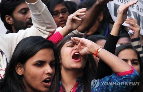21일 인도 뉴델리에서 여성들이 3년전 버스안에서 23세 여대생을 집단으로 성폭행한 사건에 가담한 미성년 범인이 전날 석방된 데 반대하는 시위를 하고 있다.(EPA=연합뉴스)
