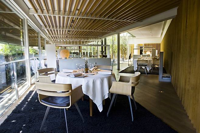 모던한 분위기의 메인 홀.