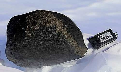 남극에 있는 우리 장보고 과학기지 남쪽 300㎞ 청빙지역에서 우리 연구팀이 발견한 대형 운석. 그동안 찾아낸 남극 운석 중 가장 큰 운석으로, 가로 21㎝, 세로 21㎝, 높이 18㎝, 무게 11㎏이나 나간다.
