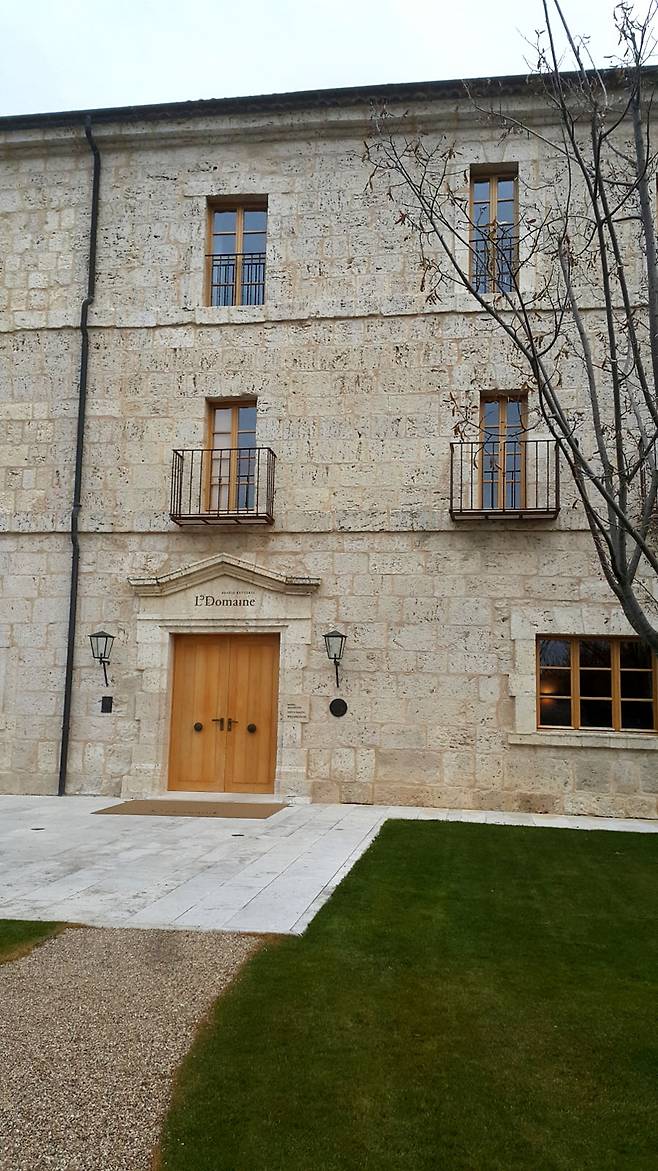 단순하지만 품위있는 호텔 정문