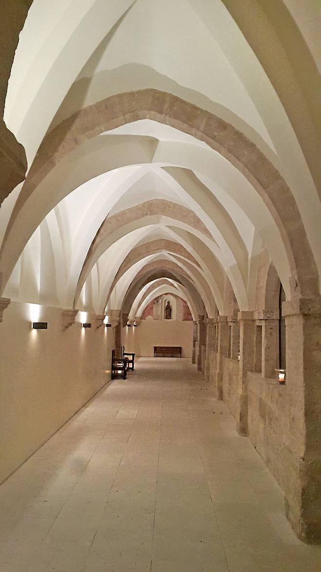 수도원 건물을 그대로 살린 복도