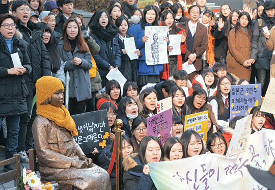 “소녀상을 지켜주세요” : 지난 23일 서울 종로구 주한일본대사관 앞에서 열린 제1210차 일본군 위안부 문제 해결을 위한 정기 수요집회 참가자들이 구호를 외치고 있다.   뉴시스