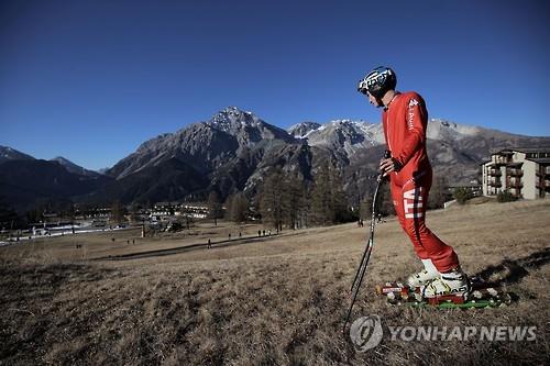 "분명 스키장인데.." 30일(현지시간) 이탈리아 한 스키장 모습. (AFP=연합뉴스)