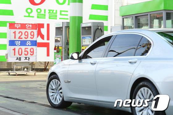 국제유가가 하락하고 있는 5일 오후 경기도 부천시 원미구의 1200원대 주유소에서 시민들이 주유를 하고 있다. 정유업계 관계자는