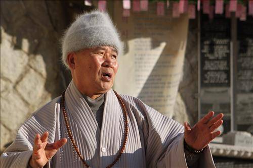 (서울=연합뉴스) 박상현 기자 = 2006년부터 9년간 108산사 순례를 진행한 혜자 스님이 올해는 53기도도량 순례를 시작한다. 서울 노원구 도안사에서 6일 혜자 스님이 기도도량 순례 계획에 대해 이야기하고 있다. 2015.1.6 psh59@yna.co.kr
