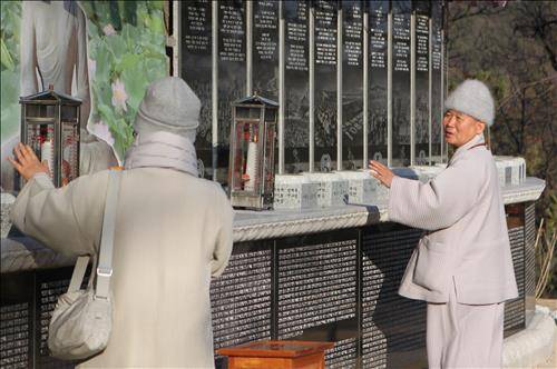 (서울=연합뉴스) 박상현 기자 = 2006년부터 9년간 108산사 순례를 진행한 혜자 스님이 올해는 53기도도량 순례를 시작한다. 서울 노원구 도안사에서 6일 혜자 스님이 108산사 순례 조형물 앞에서 이야기를 하고 있다. 2015.1.6 psh59@yna.co.kr