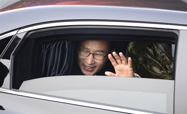 이명박 전 대통령이 2013년 2월 25일 국회에서 열린 박근혜 대통령 취임식장을 떠나며 창밖으로 손을 흔들어 인사하고 있다. 한국일보 자료사진