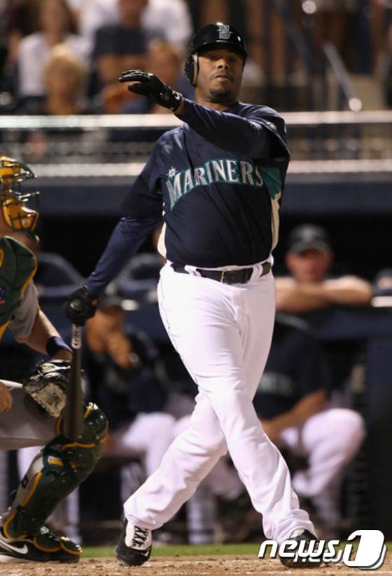 마국 메이저리그 공식 홈페이지 엠엘비닷컴(MLB.com)에 따르면 9일(한국시간) 시애틀 매리너스가 켄 그리피 주니어의 등 번호 24번을 영구결번으로 결정했다.© AFP=News1