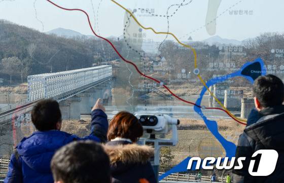 북한의 제4차 핵실험으로 대북 확성기 방송이 전면 재개되면서 남북 긴장이 고조된 10일 경기도 파주 임진각 전망대에서 관광객들이 북녘땅을 바라보고 있다. 2016.1.10/뉴스1 © News1 허경 기자