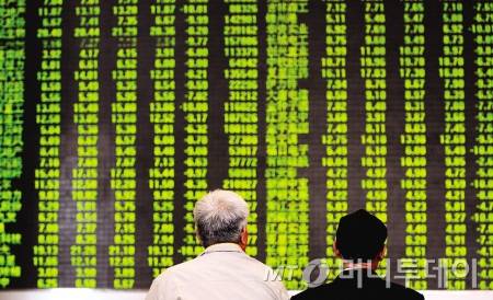 중국 증시가 11일 또 다시 5% 넘게 하락했다. 이날 오전만해도 폭락조짐을 보이지 않던 증시는 오후장으로 들면서 순식간에 투자심리가 얼어붙으며 상하이종합지수 5.33% 하락으로 장을 마쳤다.