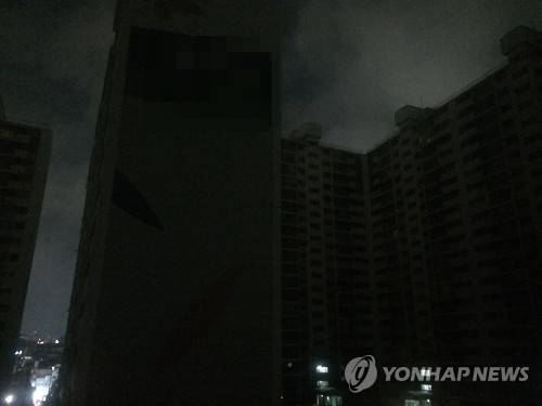 서울 신당동 2천여가구 정전…"전기설비 침입 고양이 탓" (서울=연합뉴스) 13일 오후 8시께 서울 중구 신당동의 한 아파트 단지 2천여 가구에 정전이 발생해 주민들이 불편을 겪었다. 아파트 주민들에 따르면 정전 발생 2시간이 지난 10시 10분 현재까지 전기가 들어오지 않는 상태다. 사진은 전기 공급이 끊겨 어두워진 아파트. 2016.1.13 <<독자 박재달씨 제공>> chungwon@yna.co.kr