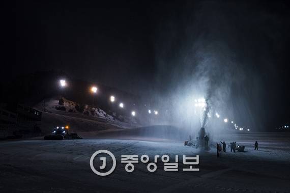 제설기로 눈을 뿌리는 장면. 일단 제설기가 가동되면 직원들이 직접 눈을 맞아 보며 눈의 상태를 살펴야 한다.