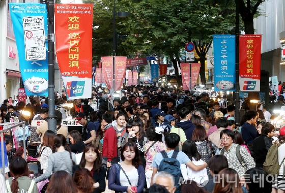 한국을 찾은 유커(중국 관광객)들이 서울 중구 명동의 거리를 구경하고 있다. /사진=홍봉진 기자