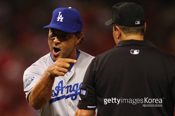 지난 2012년 다저스와 세인트루이스 경기에서 다저스의 존 매팅리 감독이 심판의 스트라이크 존 판정에 대해 항의하고 있다. 사진|게티이미지/멀티비츠