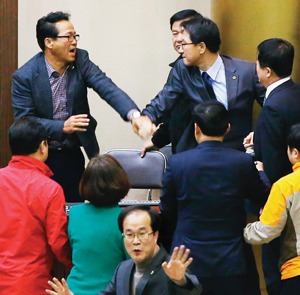 누리과정 예산 편성과 관련해 여야 간 입장이 좁혀지지 않는 가운데 2015년 12월 31일 수원시 경기도의회 본회의장에서 더불어민주당 의원과 새누리당 의원이 몸싸움을 벌이고 있다. 동아DB