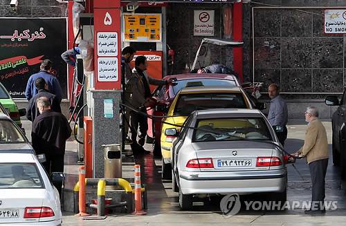 (테헤란 AFP=연합뉴스) 19일(현지시간) 뉴욕상업거래소(NYMEX)에서 서부텍사스산 원유(WTI)의 2월 인도분이 지난주 마지막 거래일보다 96센트(3.3%) 떨어진 배럴당 28.46달러에 거래를 마쳤다. 이는 2003년 9월 이후 가장 낮은 가격. 사진은 이날 이란 테헤란의 한 주유소에서 운전자들이 자동차에 기름을 넣는 모습. bulls@yna.co.kr
