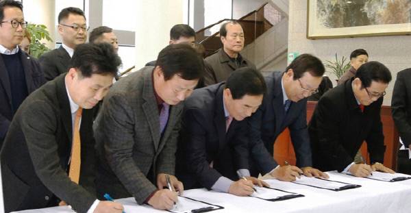 구청장도 부스 찾아… 박수범 대전 대덕구청장(오른쪽에서 세번째)이 21일 대전상의 1층 로비에 마련된 ‘민생구하기 입법촉구 서명운동’ 부스를 찾아 서명하고 있다. 대전 대덕구 제공