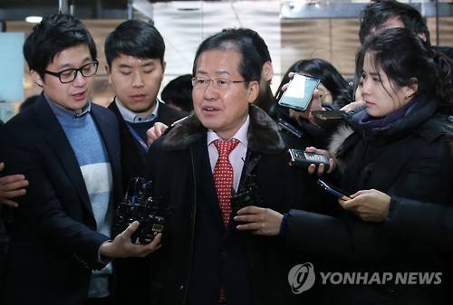 첫 공판 출석한 '성완종 리스트' 홍준표 (서울=연합뉴스) 전수영 기자 = 성완종 전 경남기업 회장으로부터 불법 정치자금을 받은 혐의로 재판에 넘겨진 홍준표 경남지사가 21일 오전 서울중앙지방법원 첫 공판에 출석해 기자들의 질문에 답하고 있다. swimer@yna.co.kr