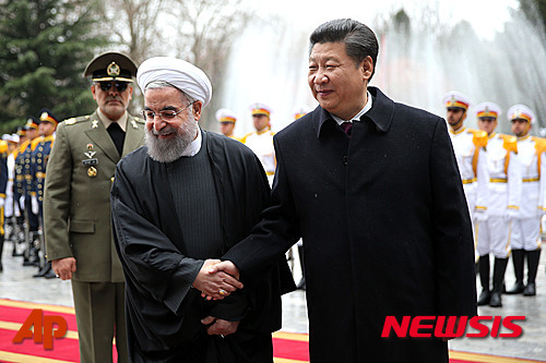 【테헤란=AP/뉴시스】시진핑(習近平) 중국 국가주석과 하산 로하니 이란 대통령이 23일(현지시간) 이란 수도 테헤란에서 만나 회담했다. 2016.1.23.