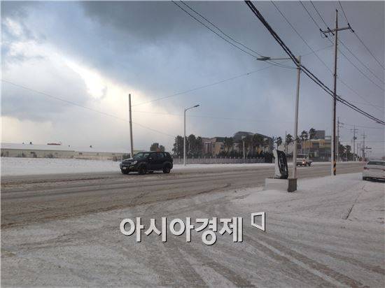 24일 제주 시내에서 운전자들은 얼어붙은 빙판길에서 거북이 운전을 해야했다.