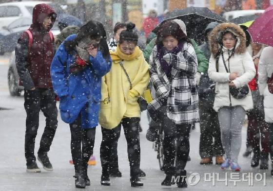 25일도 일부 남부지방에서 눈이 내리겠고 최저기온이 영하 10도 이하로 내려가는 강추위가 이어질 것으로 예상된다/사진=이동훈 기자