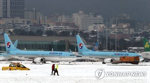 <최강한파> "활주로를 열어라!" (제주=연합뉴스) 변지철 기자 = 사상 초유의 제주공항 항공기 중단 사태가 3일째 이어진 25일 한국공항공사 제주지역본부의 제설차량이 계류장에서 항공기 운항 재개를 위해 제설작업을 벌이고 있다. 2016.1.25 bjc@yna.co.kr