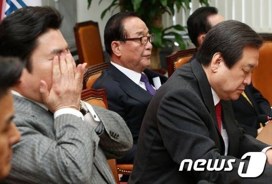 새누리당 김무성 대표와 서청원 최고위원 등 당 지도부가 28일 서울 여의도 국회에서 열린 최고위원회의에서 굳은 얼굴로 생각에 잠겨 있다. 서 최고위원은 이 자리에서 "야당이 분열되는 상황에서 우리당은 겸손하게 가자고 하는데 최근 김 대표가 권력자 발언을 해서 분란을 일으켰다"며 "다시는 권력자라는 말로 당에 분란을 일으키지 않길 간곡히 부탁한다"고 김 대표를 정면 비판했다. 2016.1.28/뉴스1 © News1 오대일 기자