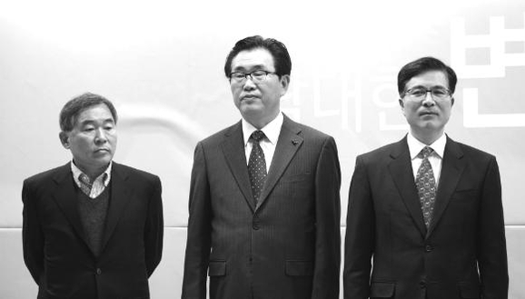 안철수신당은 8일 한승철 변호사(사진의 가장 오른쪽), 안재경 전 경찰대학장(사진 가운데)을 영입인사 1호로 소개했다. 가장 왼쪽은 황주홍 의원.