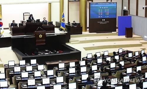 경기도의회 예산안 통과… 준예산 사태 종식 (수원=연합뉴스) 홍기원 기자 = 28일 오후 경기도 수원시 경기도의회에서 열린 임시회 본회의에서 4개월분 유치원 누리과정 예산 1천646억원을 담은 도교육청 수정 예산안을 포함한 경기도와 경기도교육청 예산안이 새누리당 의원들 불참 속에 통과되고 있다. 2016.1.28 xanadu@yna.co.kr
