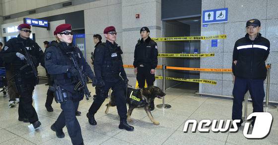 1월31일 오후 폭발물 의심물체가 발견된 인천국제공항 도착장 화장실에서 인천지방경찰청 경찰특공대원들이 폭발물 탐지견과 함께 경계근무를 서고 있다. 2016.1.31/뉴스1 © News1 신웅수 기자