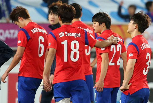 30일 카타르 도하에서 열린 2016 아시아축구연맹(AFC)23살 이하 챔피언십 결승 일본과의 경기에서 2-3 역전패를 당한 뒤 진성욱(18번)이 권창훈을 위로하며 운동장을 나서고 있다. 도하/연합뉴스