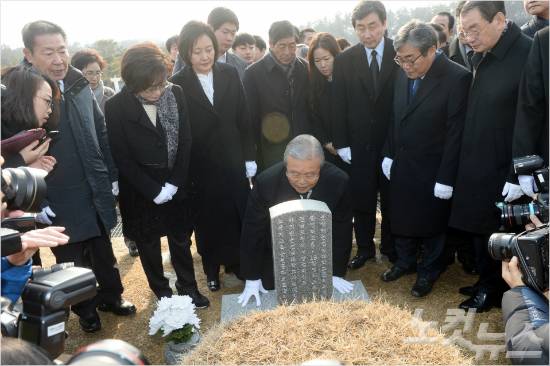 더불어민주당 김종인 비상대책위원장이 31일 오전 광주 국립 5·18민주묘지를 찾아 윤상원 열사의 묘를 무릎 꿇고 참배하고 있다. (사진=박초롱 기자)