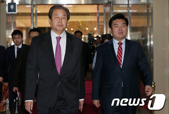 새누리당 김무성 대표와 원유철 원내대표가 1일 국회에서 직권상정을 요구하기 위해 국회의장실로 향하고 있다. 2016.2.1/뉴스1 © News1 박지혜 기자