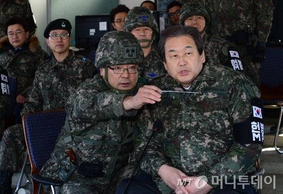 김무성 새누리당 대표가 1일 육군6사단 전방부대를 방문해 GOP에서 사단장으로부터 부대 현황을 듣고 있다. 2016.2.1/뉴스1 <저작권자 © 뉴스1코리아, 무단전재 및 재배포 금지>