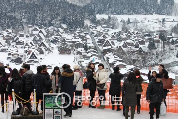 산간 오지 시라카와고(白川鄕)에 몰려든 대만·중국·싱가포르·말레이시아 관광객. 교통 오지여서 인적이 드물었지만 교통요금을 할인해 접근성을 높이자 눈 체험을 하려는 외국인이 몰려들고 있다.