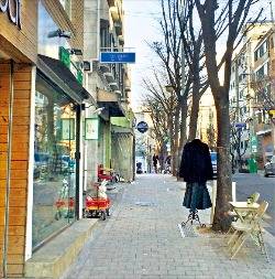 서울 마포구 합정역 7번 출구 인근 주택가 골목 상가들. 권서현 인턴기자