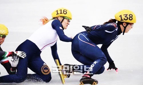 2014 소치동계올림픽 쇼트트랙 여자 500m 결선에서 반칙으로 넘어졌던 박승희(오른쪽). 국민일보 DB