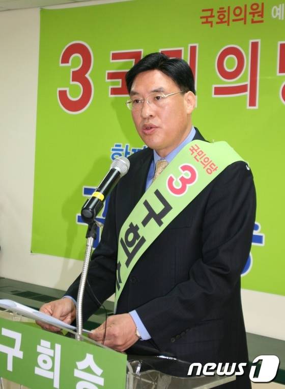 국민의당 구희승 예비후보(전남 순천곡성)가 4일 순천시 연향동 사무실에서 총선 출마 회견을 열고 20대 총선 출마의 각오를 밝히고 있다.2016.2.4/뉴스1 © News1 지정운 기자